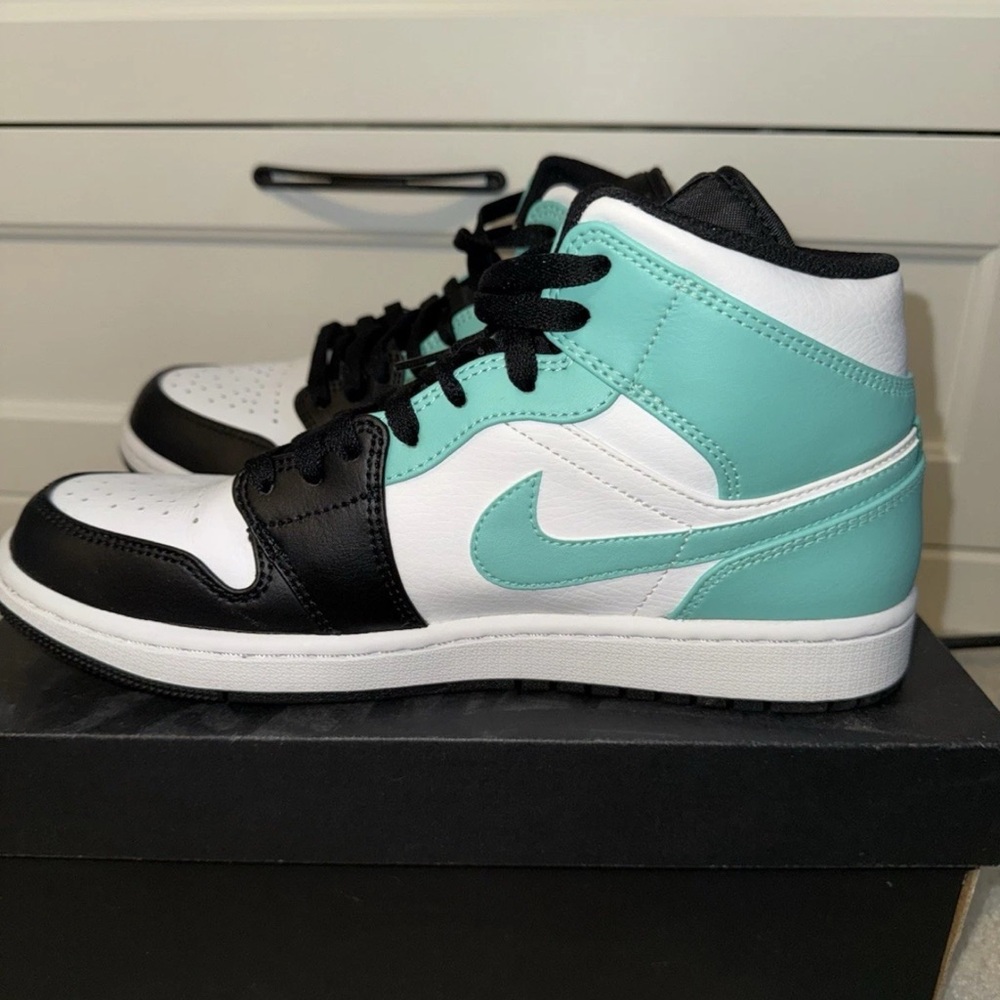 Air Jordan 1 mid white/ tropical twist- black